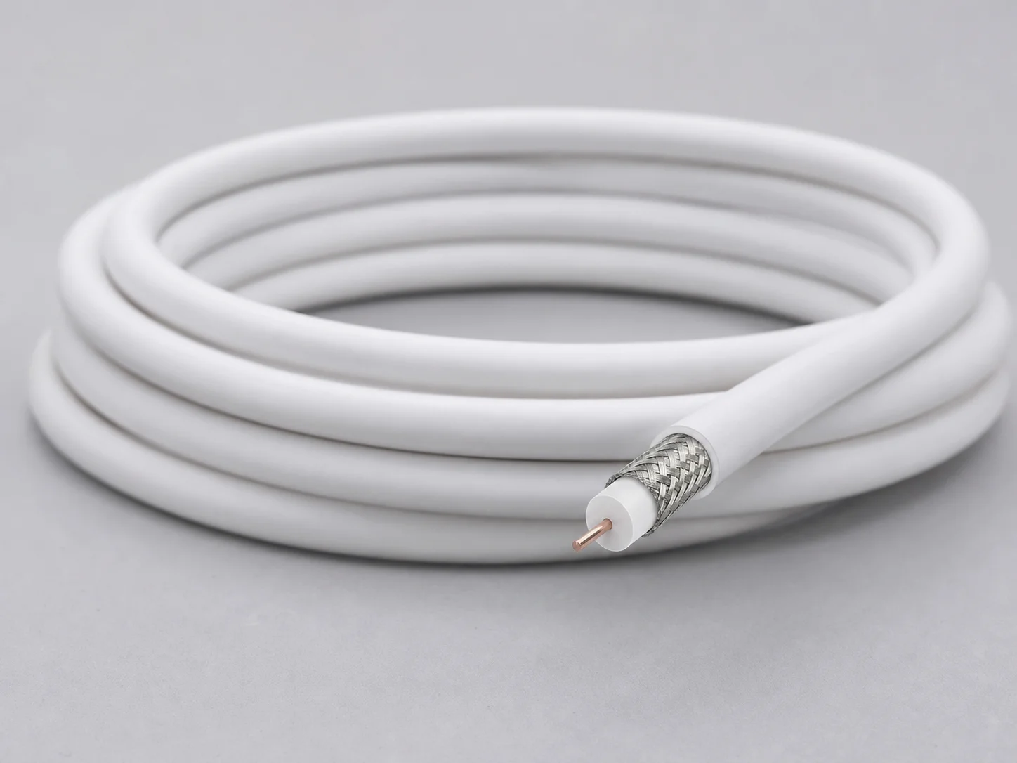 Белый коаксиальный кабель RG-6 с открытым срезом