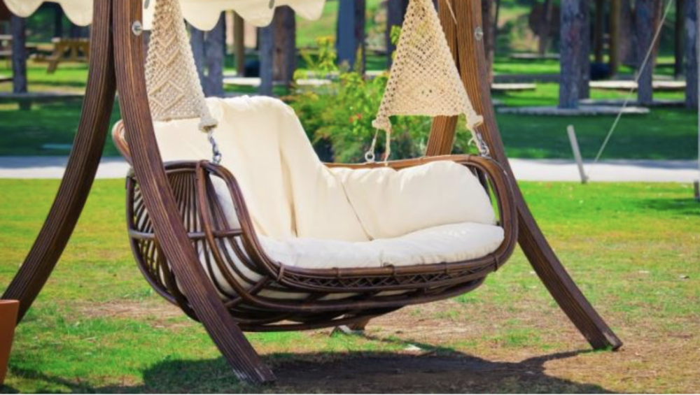 Как выбрать садовые качели?